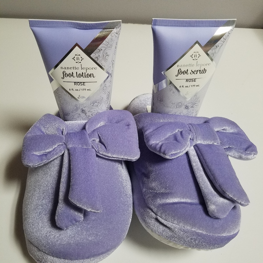 Nannette Lepore luxury slipper set